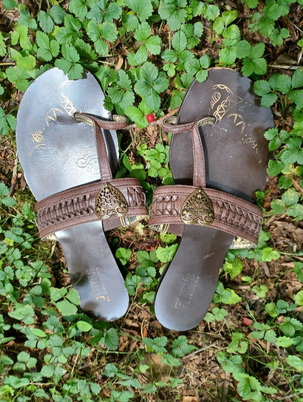 Vintage GUESS Women's Brown Braided Toe-Post Sandals with Brass Accent